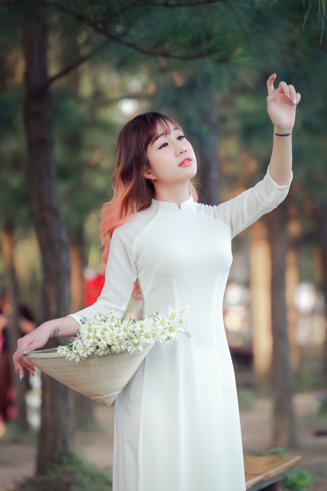 96间房主跳舞 弹壳酒吧